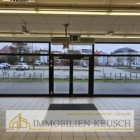 Eingangsbereich große Fensterfronten