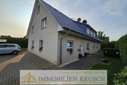 Ansicht Eingang und Parkplätze vorne