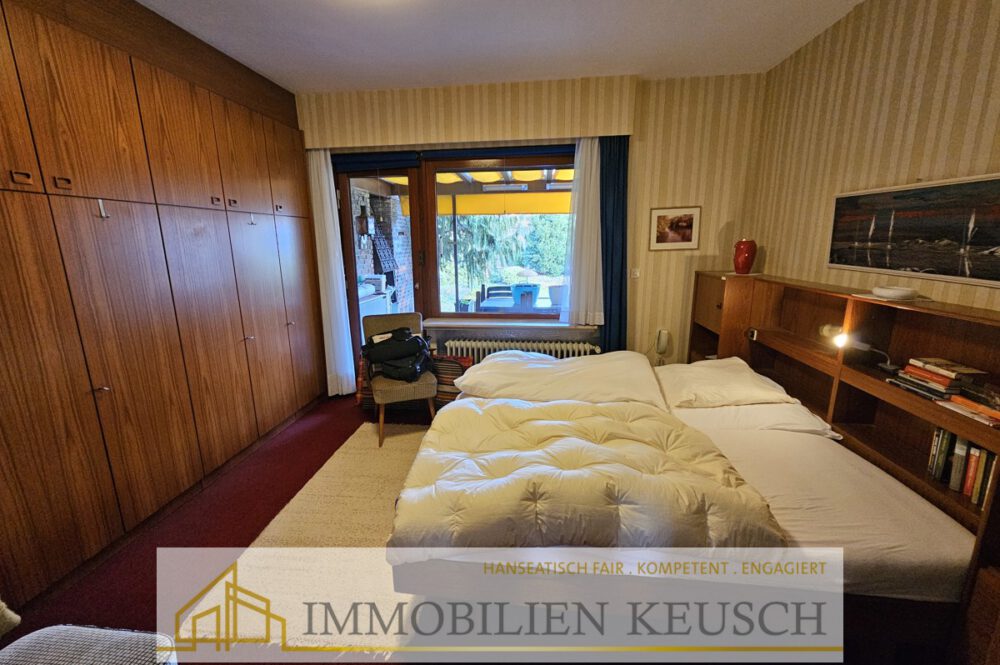 Schlafzimmer mit Zugang zur Terrasse EG