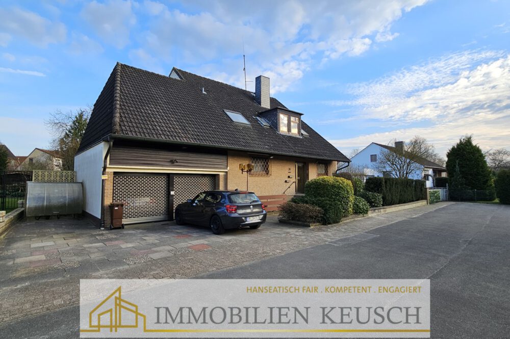 Vorderansicht mit Doppelgarage