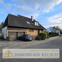 Vorderansicht mit Doppelgarage