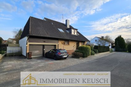 Vorderansicht mit Doppelgarage