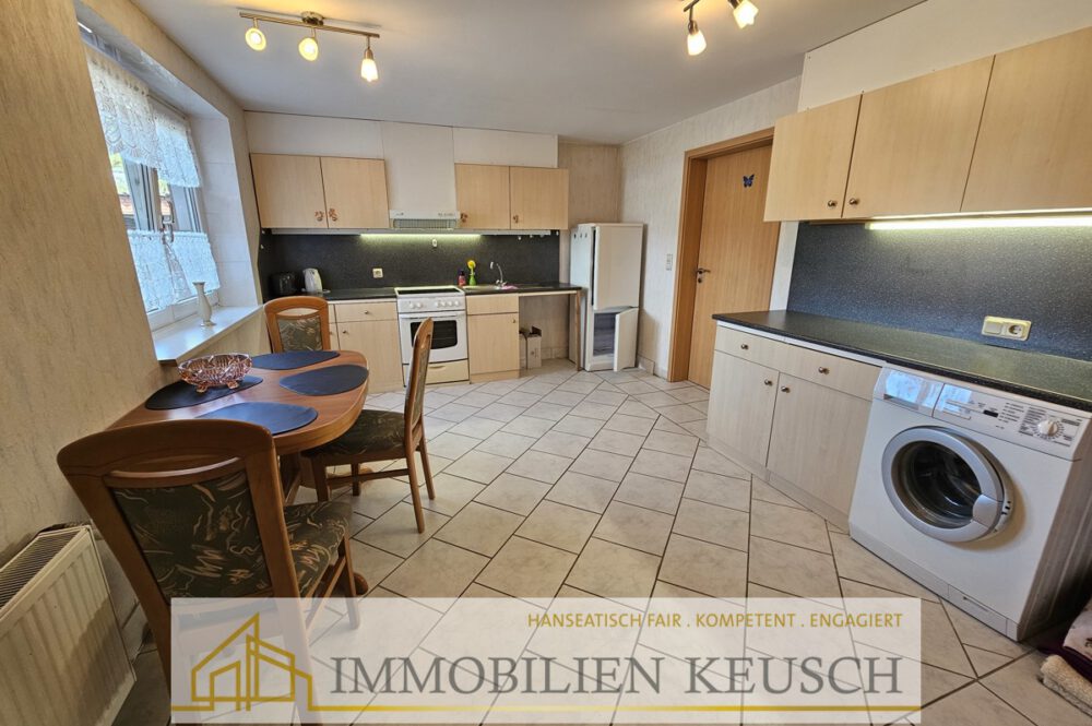 Große Einbauküche mit Sitzgelegenheit EG