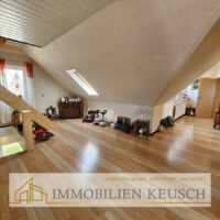 Großer heller Flur OG