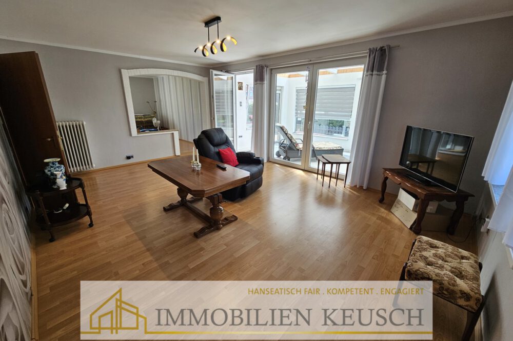 Wohnzimmer mit Zugang zum Wintergarten EG