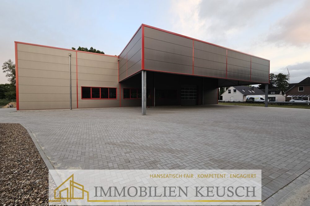 Großer gepflasteter Hof