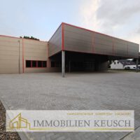 Großer gepflasteter Hof