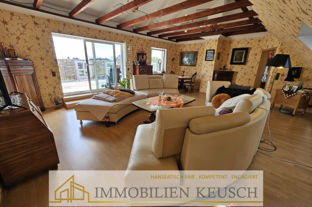 Helles Wohn- und Esszimmer