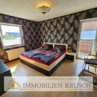 Schlafzimmer mit Zugang zum Balkon OG