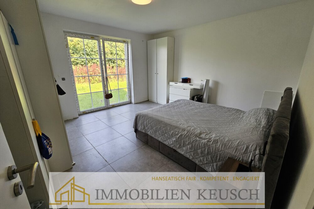 Schlafzimmer mit Zugang zum Garten