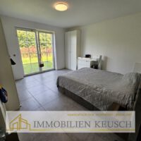 Schlafzimmer mit Zugang zum Garten