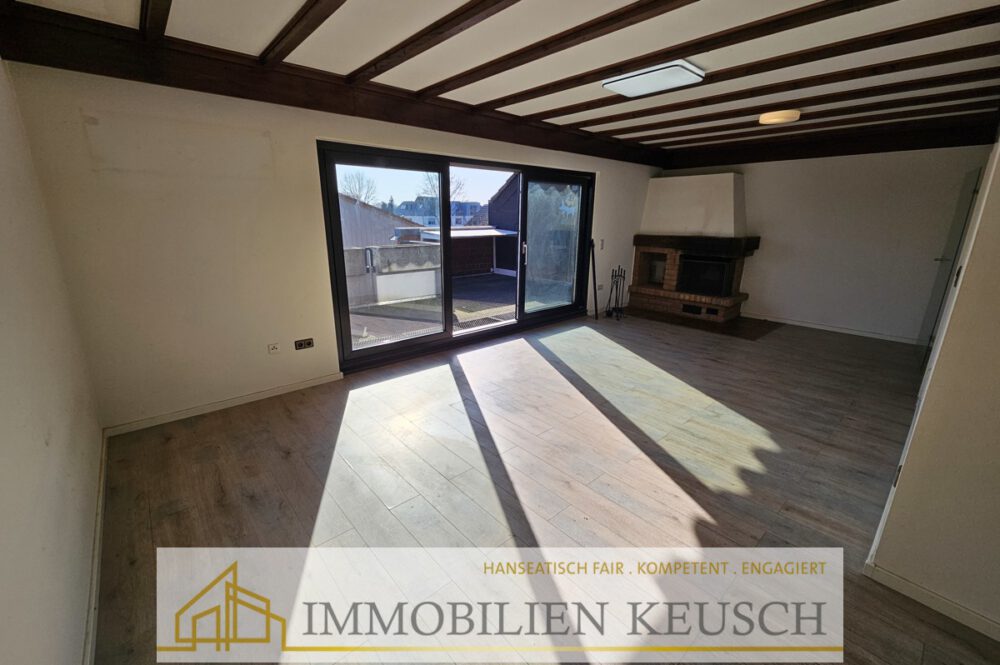 Wohnzimmer mit Zugang zum Balkon