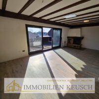 Wohnzimmer mit Zugang zum Balkon