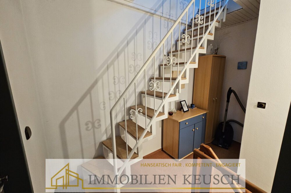 Flur mit Treppe zum DG