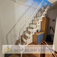 Flur mit Treppe zum DG