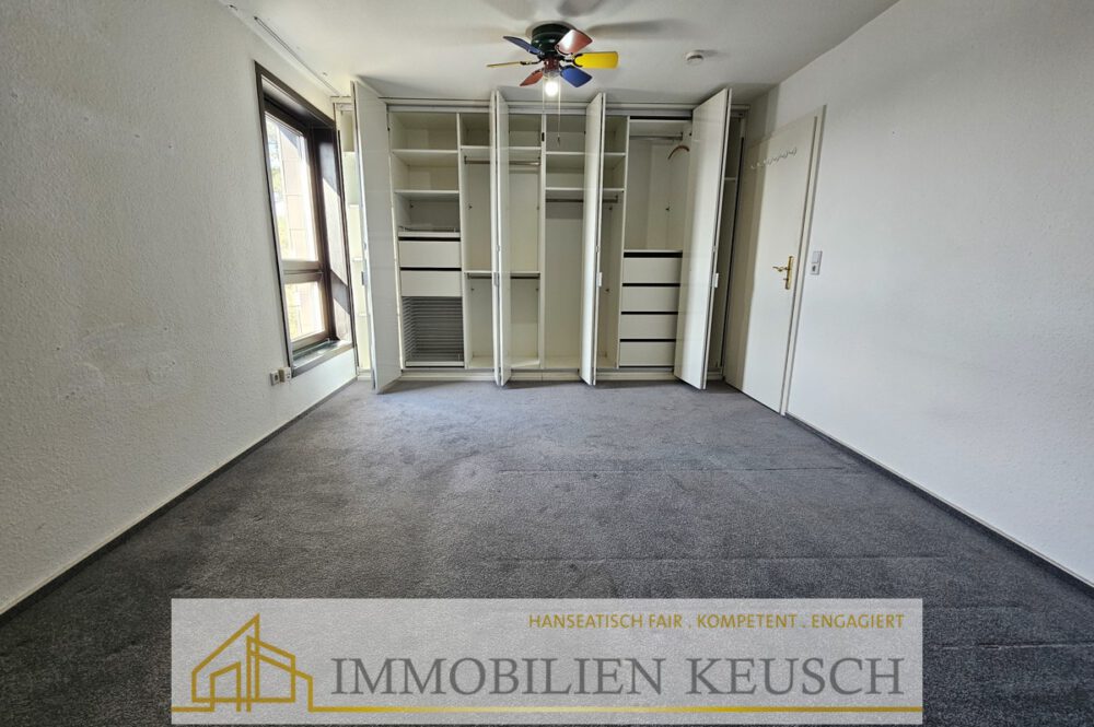 Schlafzimmer mit hochwertigen Einbauschrank