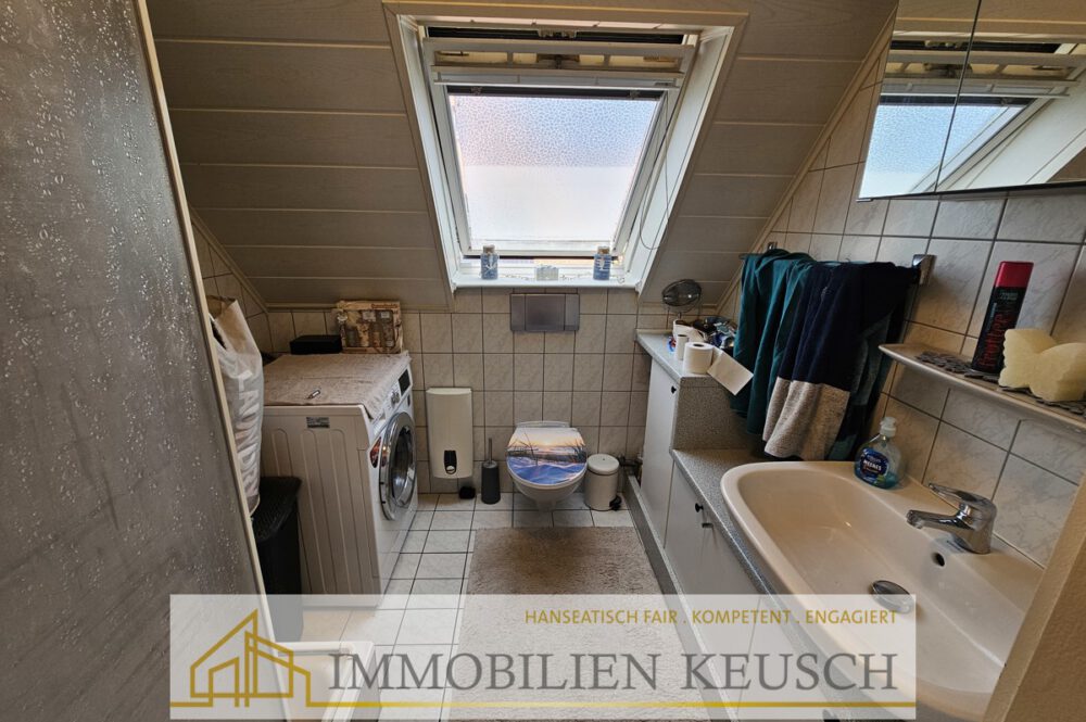 Duschbad mit Waschmaschinenanschluss OG