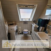 Duschbad mit Waschmaschinenanschluss OG