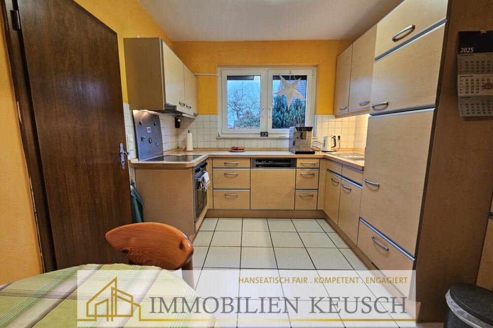 Einbauküche mit Sitzgelegenheit