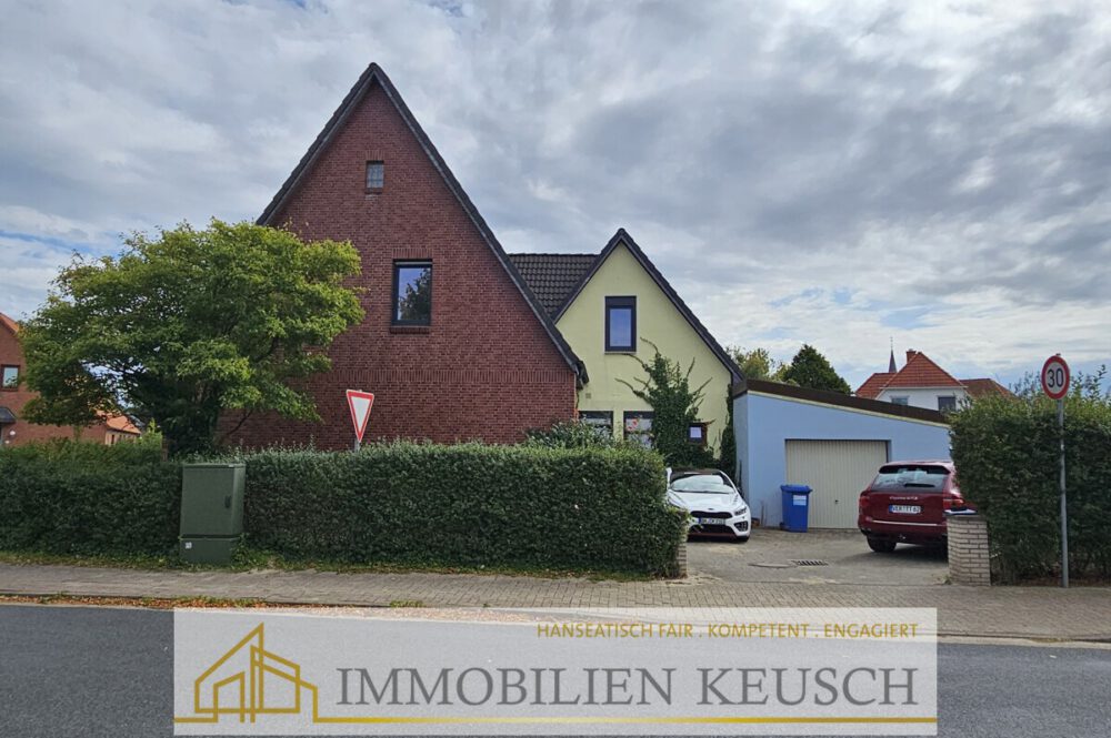 seitliche Einfahrt mit Garage