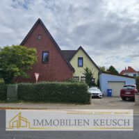 seitliche Einfahrt mit Garage