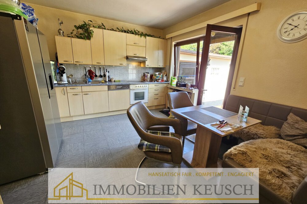 Einbauküche mit Zugang zum Garten