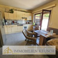 Einbauküche mit Zugang zum Garten