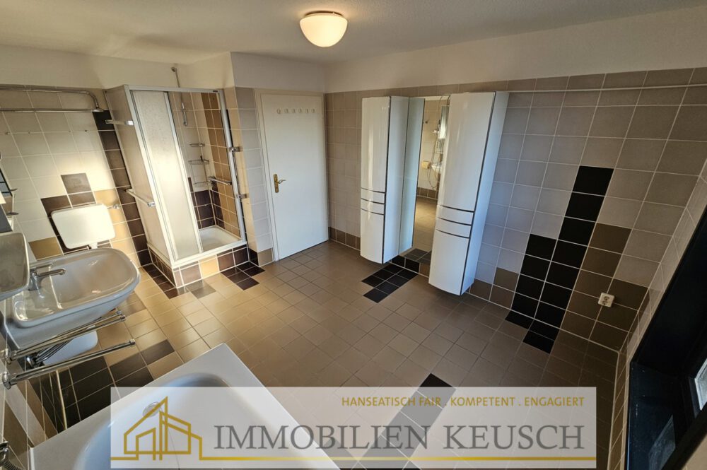 Großes Dusch- und Wannenbad