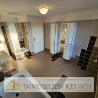 Großes Dusch- und Wannenbad