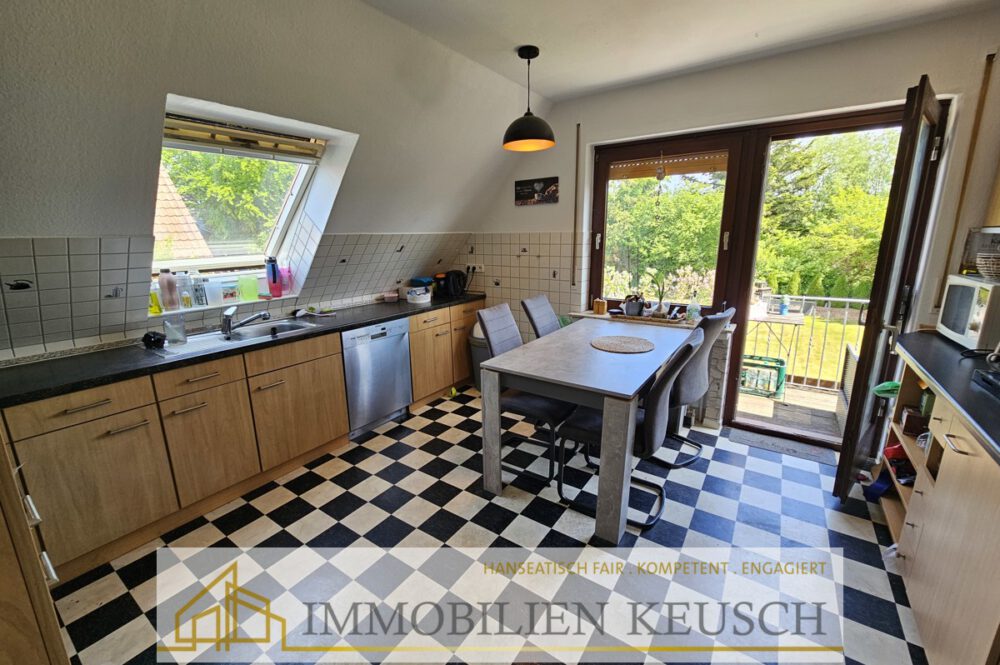 Große Küche mit Sitzgelegenheit und Zugang zum Balkon OG