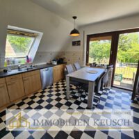 Große Küche mit Sitzgelegenheit und Zugang zum Balkon OG