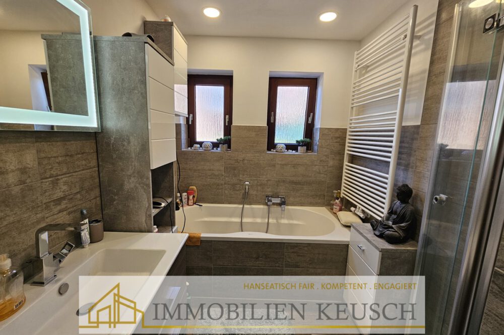 Modernes Dusch- und Wannenbad