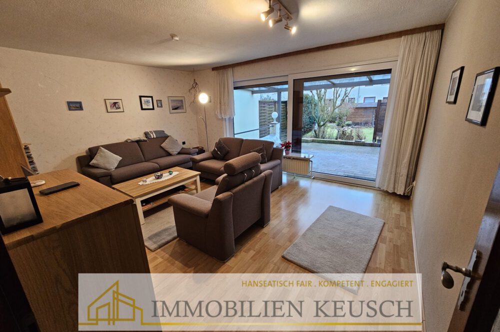 Großes Wohnzimmer mit Zugang zur Terrasse