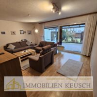 Großes Wohnzimmer mit Zugang zur Terrasse