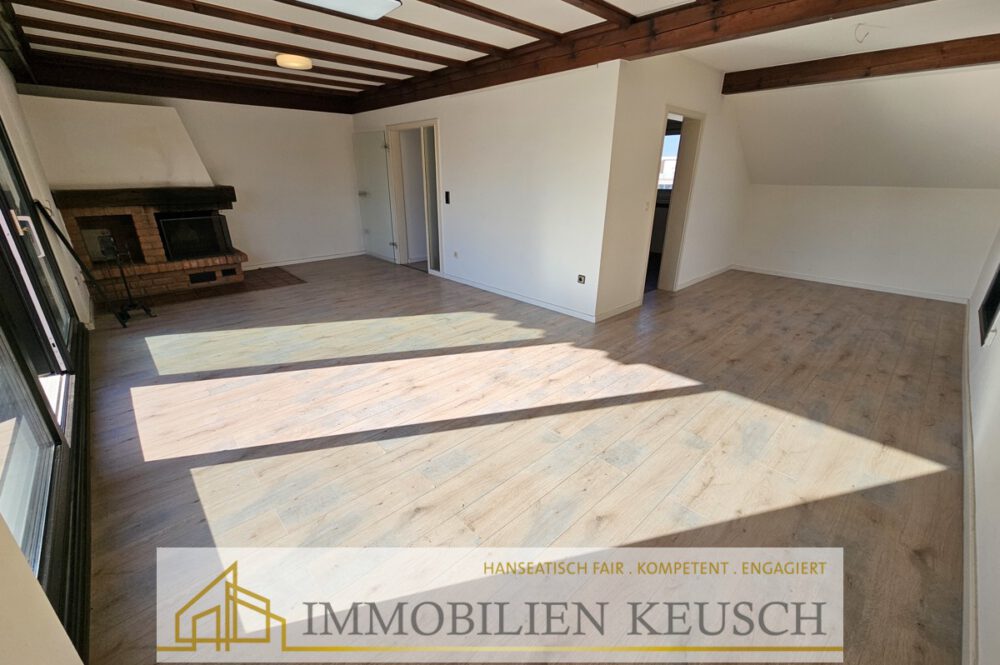 Großes & helles Wohn-Esszimmer mit Kamin