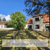 seitliche Ansicht großes Haus & Werkstätten