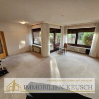 Helles Wohn- und Esszimmer