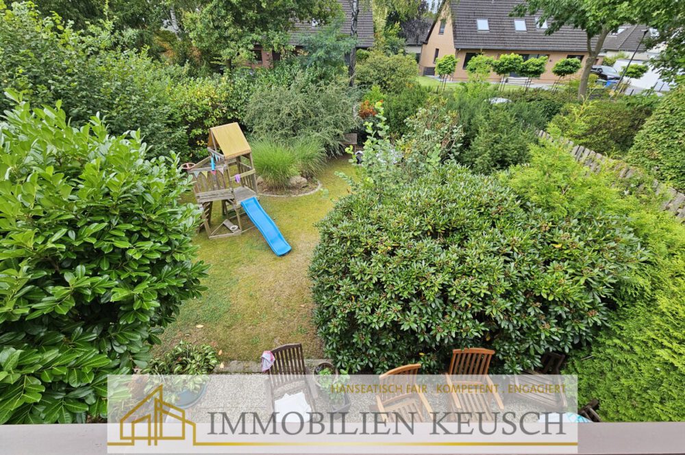 Blick in  den Garten vom Balkon oben