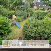 Blick in  den Garten vom Balkon oben