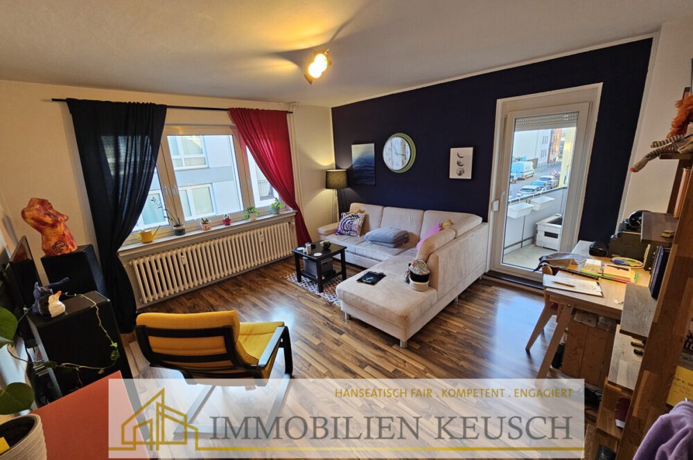 Wohn-Esszimmer mit Zugang zum Balkon