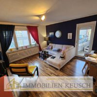 Wohn-Esszimmer mit Zugang zum Balkon