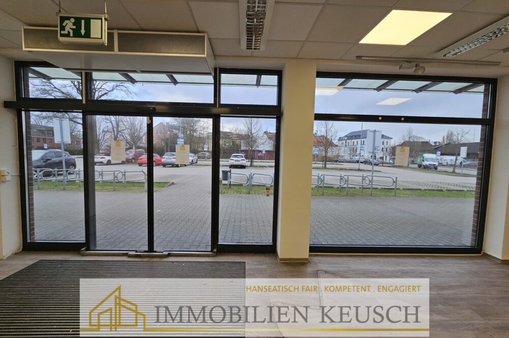 Große Fensterfront im Eingangsbereich