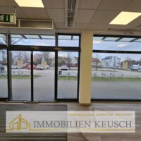 Große Fensterfront im Eingangsbereich