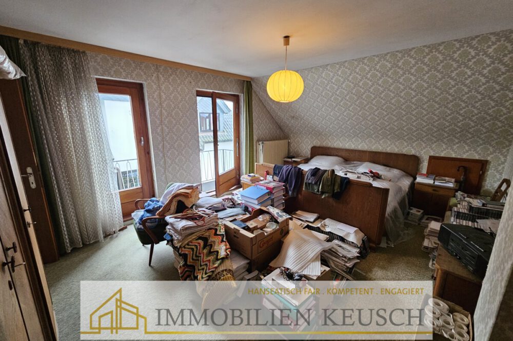 Schlafzimmer mit Balkon OG