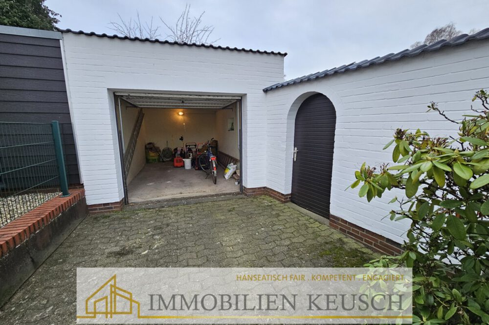 Garage und Durchgang zum Garten