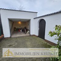 Garage und Durchgang zum Garten