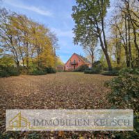 Großes Grundstück vorne