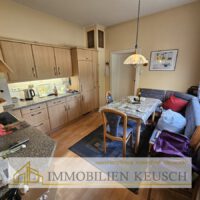 Küche mit Sitzgelegenheit