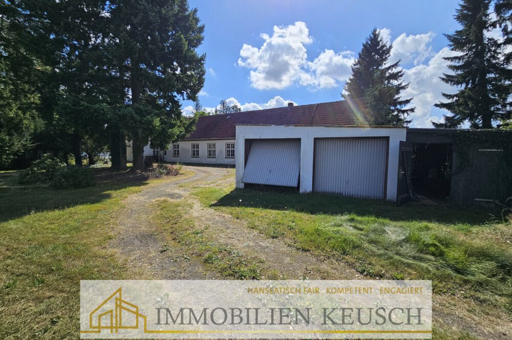 Vier Garagen Werkstatt seitlich - Auffahrt