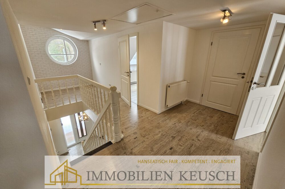 Heller & großer Flur OG